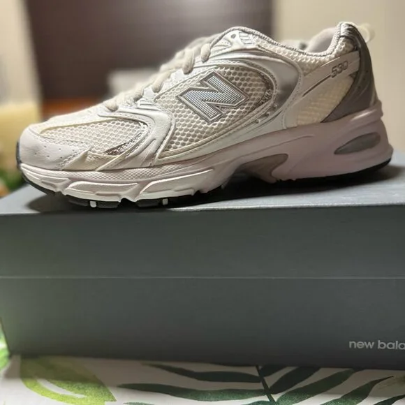 New Balance 530 Women’s 7.5 White Silver Sneakers NIB - Picture 2 of 7
